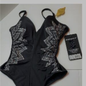 Miracle suit Temptress One Piece in Petal Pusher does not come with tags.